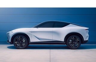 Moonlit White Pearl色2024 Acura Performance EV Concept側面視角，背景為藍色牆壁。(Acura Performance EV Concept)