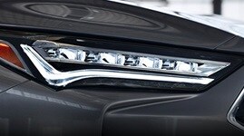 Liquid Carbon Metallic色2022 Acura MDX FWD，顯示Jewel Eye LED車頭燈特寫（尊貴高性能SUV）。