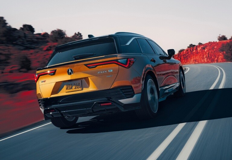 Tiger Eye Pearl色2024 Acura ZDX Type S行駛在道路上