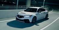 Platinum White Pearl色Acura Integra Type S在道路上 Platinum White Pearl色Acura Integra Type S在道路上