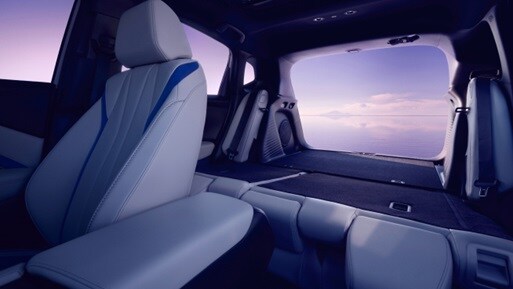 展示車款為Orchid色內裝的2026 Acura ADX A-Spec搭載先進組合，顯示其置物空間細節。