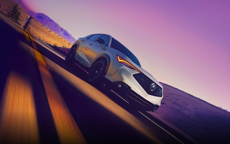 展示車款為Platinum White Pearl色2026 Acura ADX A-Spec，在道路上行駛。