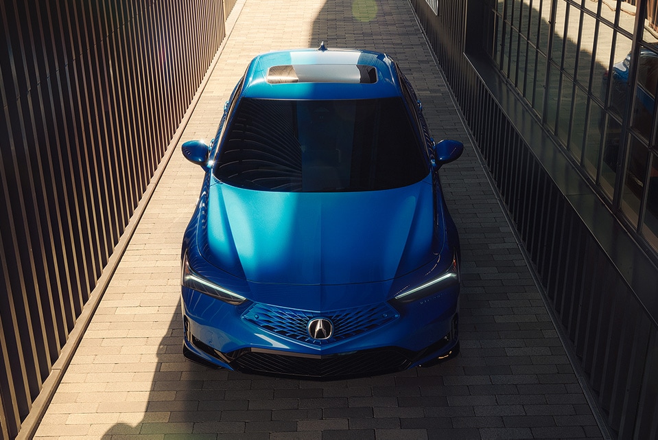 Double Apex Blue Pearl色2026 Acura Integra A-Spec搭載科技組合，正面俯瞰視角。（頂級小型跑車）