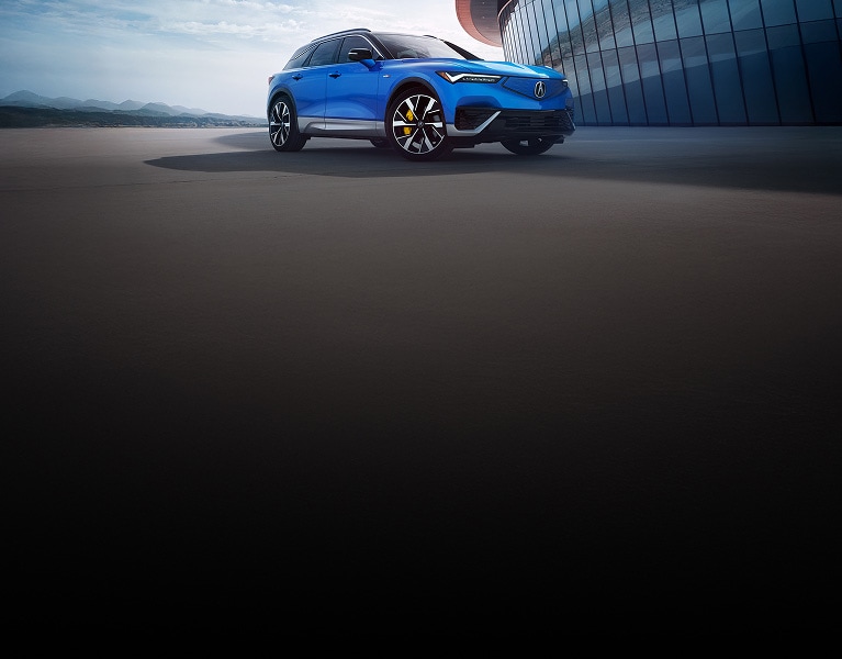Double Apex Blue Pearl色2024 Acura ZDX Type S停在一棟現代建築前（豪華純電動SUV）。