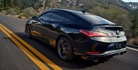 Majestic Black Pearl色2023 Integra的3/4後方視角,車輛正行駛中 Majestic Black Pearl色2023 Integra的3/4後方視角,車輛正行駛中