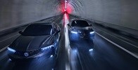 兩輛2023 Integra的俯瞰前方視角,車輛正駛於隧道中 兩輛2023 Integra的俯瞰前方視角,車輛正駛於隧道中