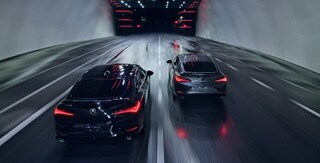 兩輛2023 Integra的俯瞰後方視角,車輛正駛於隧道中。 兩輛2023 Integra的俯瞰後方視角,車輛正駛於隧道中。