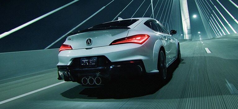 展示車款為Platinum White Pearl色2026 Acura Integra Type S在夜色中穿越橋樑