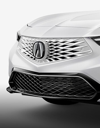 展示車款為Platinum White Pearl色2026 Acura Integra配備前方格柵。