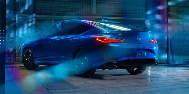 Double Apex Blue Pearl色2026 Acura Integra A-Spec搭載科技組合的後方視角。 Double Apex Blue Pearl色2026 Acura Integra A-Spec搭載科技組合的後方視角。