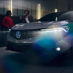 Urban Gray Pearl色2026 Acura Integra搭載Acura原廠配件發光前方徽章。 Urban Gray Pearl色2026 Acura Integra搭載Acura原廠配件發光前方徽章。