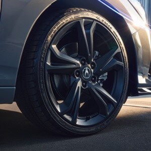 2026 Acura Integra配備19吋霧面黑色配件輪圈。 2026 Acura Integra配備19吋霧面黑色配件輪圈。