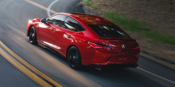 Performance Red Pearl色2026 Acura Integra A-Spec搭載科技組合,行駛在道路上。 Performance Red Pearl色2026 Acura Integra A-Spec搭載科技組合,行駛在道路上。