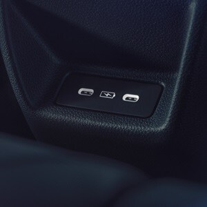 2026 Acura Integra配備後方USB連接埠。 2026 Acura Integra配備後方USB連接埠。