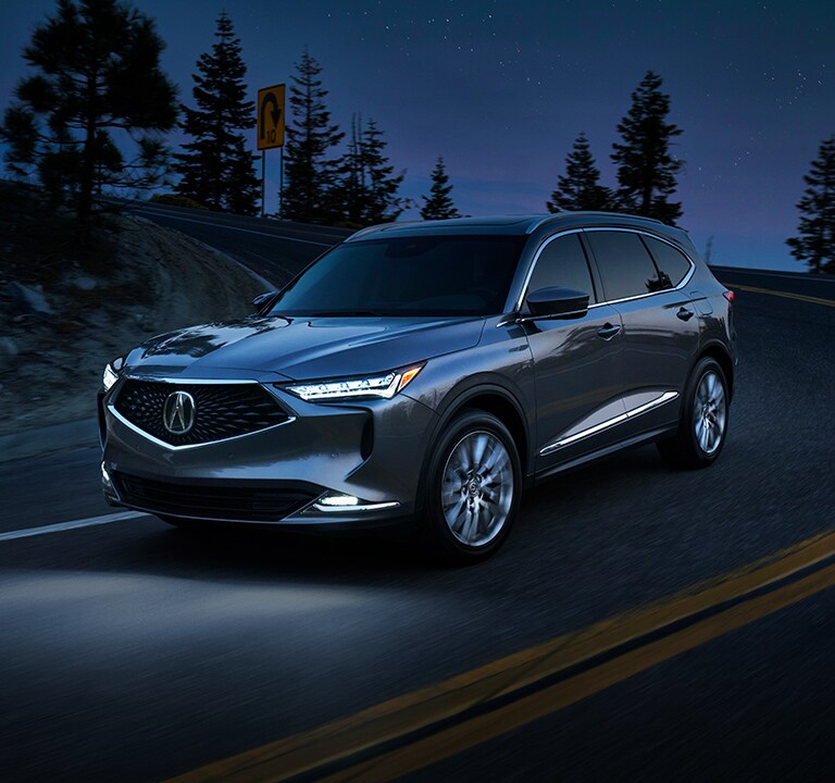 夜間行駛的2022Liquid Carbon Metallic色Acura MDX先進組合
