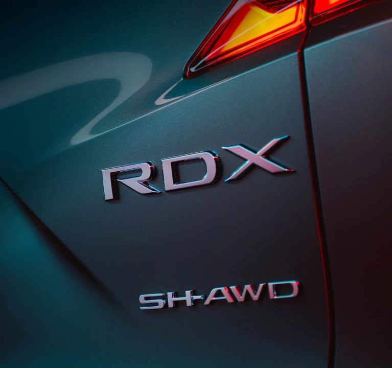 Acura 2026 RDX SH-AWD徽章特寫 Acura 2026 RDX SH-AWD徽章特寫
