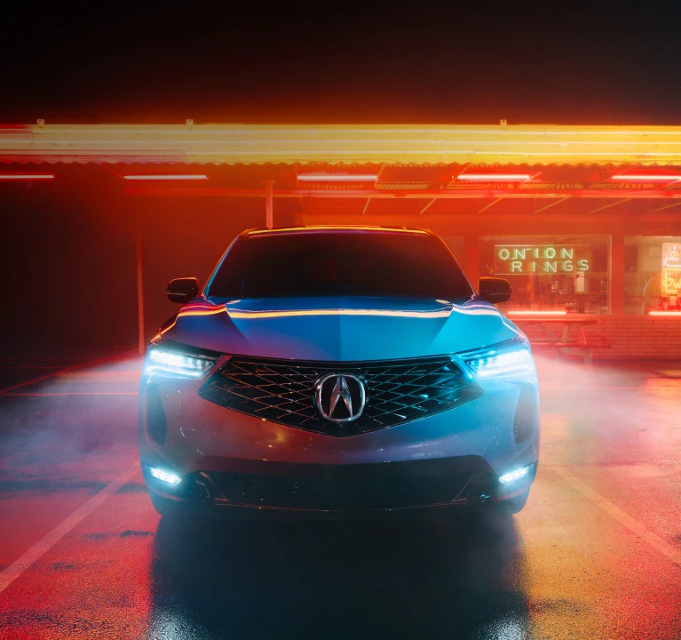 Apex Blue Pearl色的Acura 2026 RDX A-Spec車頭燈特寫 Apex Blue Pearl色的Acura 2026 RDX A-Spec車頭燈特寫