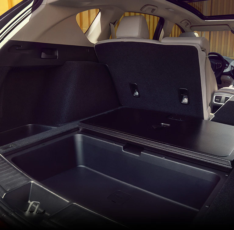 Acura 2026 RDX行李區,其中一個車底存放區打開 Acura 2026 RDX行李區,其中一個車底存放區打開