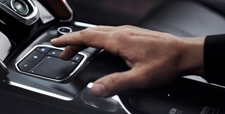 TLX 2022 True Touchpad Interface™可讓您在瀏覽TLX各項功能時享受以駕駛為中心的體驗 TLX 2022 True Touchpad Interface™可讓您在瀏覽TLX各項功能時享受以駕駛為中心的體驗
