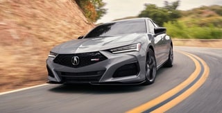 Urban Gray Pearl色2025 Acura TLX Type S位於道路的3/4前方視角。 Urban Gray Pearl色2025 Acura TLX Type S位於道路的3/4前方視角。