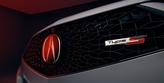 Urban Gray Pearl色2025 Acura TLX Type S的全新鑽石型五角格柵細節。 Urban Gray Pearl色2025 Acura TLX Type S的全新鑽石型五角格柵細節。