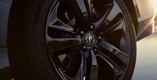 Liquid Carbon Metallic色2025 Acura TLX科技組合搭載亮黑色20吋合金輪圈。 Liquid Carbon Metallic色2025 Acura TLX科技組合搭載亮黑色20吋合金輪圈。