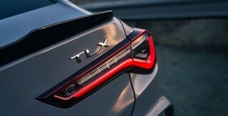 Urban Gray Pearl色2025 Acura TLX Type S的Chicane LED車尾燈細節。 Urban Gray Pearl色2025 Acura TLX Type S的Chicane LED車尾燈細節。