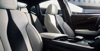 2025 Acura TLX Type S的Orchid色內裝,搭配黑色Ultrasuede®鑲邊。 2025 Acura TLX Type S的Orchid色內裝,搭配黑色Ultrasuede®鑲邊。