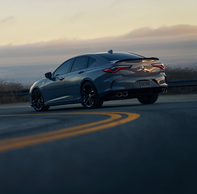 Urban Gray Pearl色2025 Acura TLX Type S的後方視角。