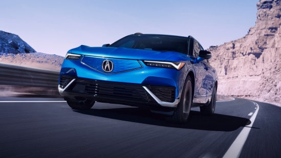 Double Apex Blue Pearl色Acura 2024 ZDX Type S行駛在道路上