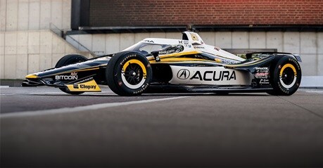 2026 Acura側視圖，停放在專業戶外賽道路面上。