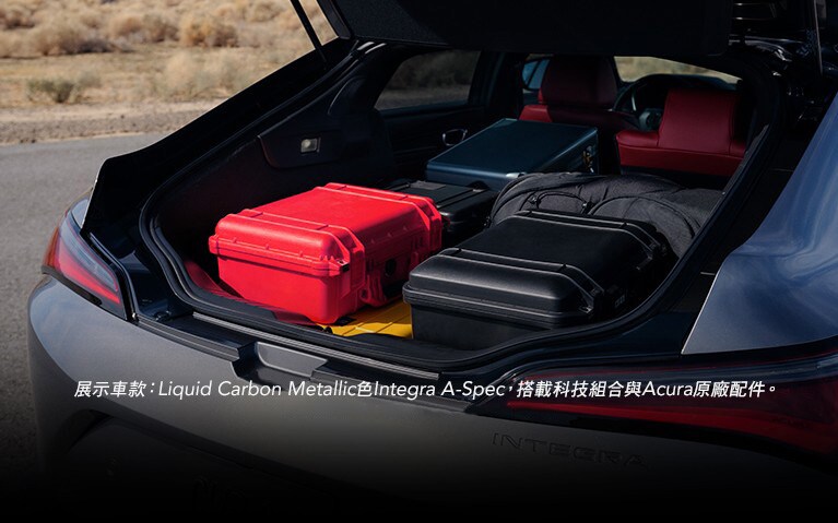 Acura Integra內有行李箱的置物區空間