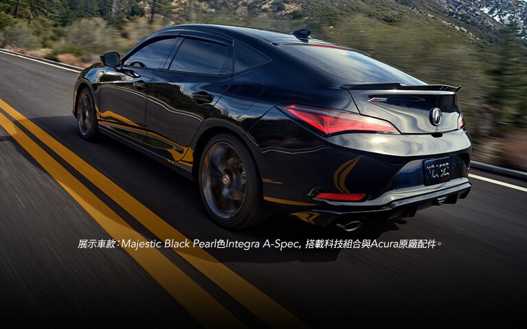 Majestic Black Pearl色、配備科技組合的Acura Integra A-Spec行駛中的3/4視角