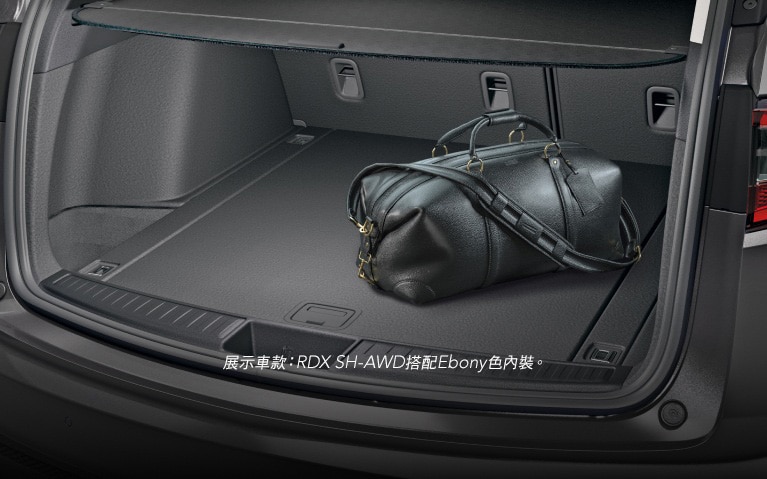 Acura 2025 RDX搭載科技組合與Parchment色內裝，展示置物區空間。