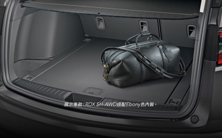 Acura 2026 RDX搭載科技組合與Parchment色內裝，展示置物區空間。