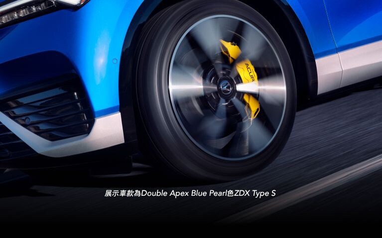 Double Apex Blue Pearl色的2024 Acura ZDX Type S，運動中前輪的細節