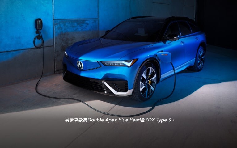 Double Apex Blue Pearl色的2024 Acura ZDX Type S在充電站旁
